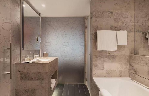 The Hague Center House | Stylish Rooms, Pet-Friendly Stay Close To Berlin's Major Attractions