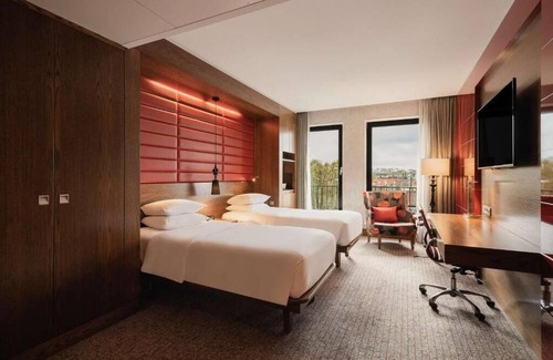 The Hague Center House | Experience Soothing Moments & LuxuryModern Unit for Business Travelers Near Alex