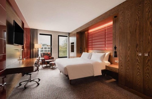 The Hague Center House | Centrally Located Stay Steps Away From Berlin Cathedral