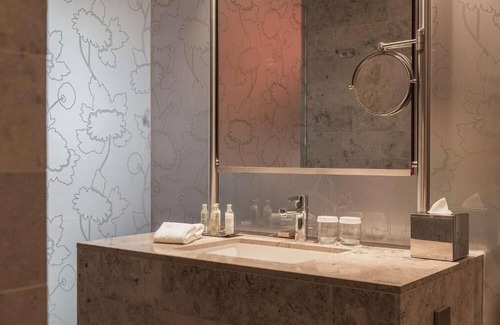 The Hague Center House | Centrally Located Stay Steps Away From Berlin Cathedral