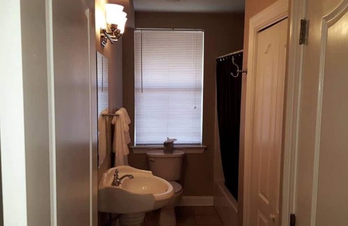 Mid-City Cabin | ✨💥CLOSE 2 FQ!❤️\ SLEEPS 4 W/ W+D