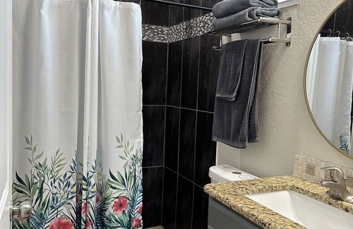 Englewood East House | Tropical 3 bedroom10 min to Englewood beach