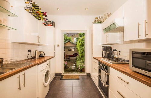 Epsom House | Delightful Epsom Home, London/Surrey,sleeps 7/8, Garden, Off Street Parking