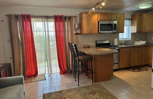 Crawl Hill Apartment | Lovely 1 bedroom, 1 bath Apartment close to Airport