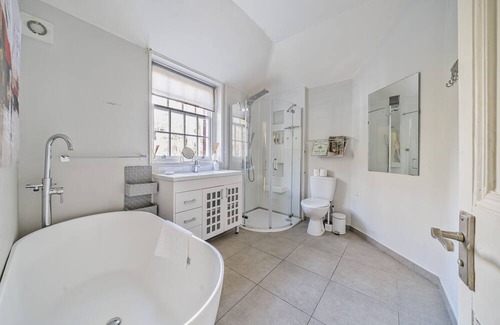 Oxshott House | Pass The Keys - Oxshott Stationside Cottage - Dogs Welcome !