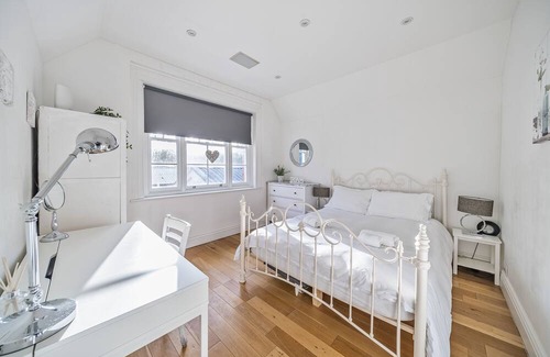 Oxshott House | Pass The Keys - Oxshott Stationside Cottage - Dogs Welcome !