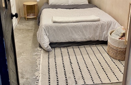 Saanich Cottage | Newly renovated modern suite near Royal Jubilee Hospital in city centre.