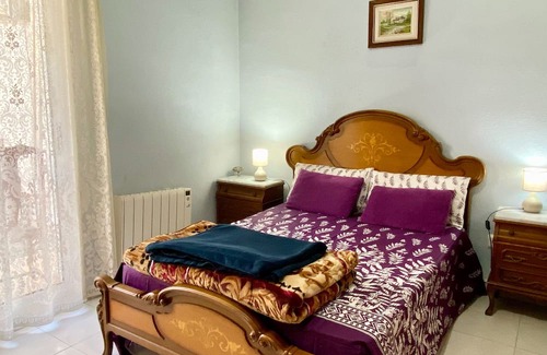 Tarragona House | Big room for a couple and a friend in the city center in front of Tarraco Arena.