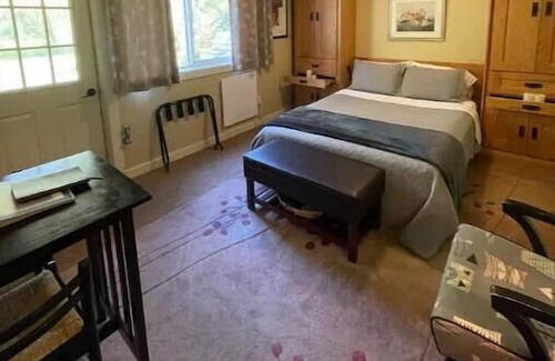 Bellingham Apartment | Private Pond Cottage at Fragrance Falls