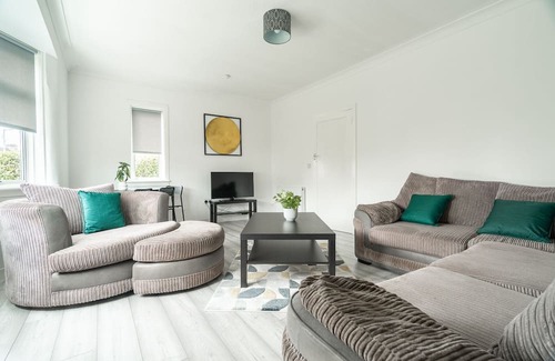 Bailleston House | Snug Modern Home in Eastern Glasgow