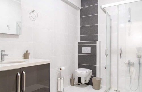 Kusadasi City Centre Apartment | Spacious Flat with Pool in Kusadasi