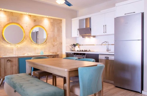 Kusadasi City Centre Apartment | Spacious Flat with Pool in Kusadasi