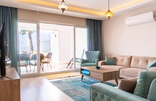Kusadasi City Centre Apartment | Spacious Flat with Pool in Kusadasi
