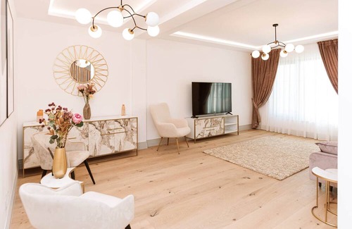 Iasi House | Luxurious Oasis: Boutique Villa in Copou, Iași