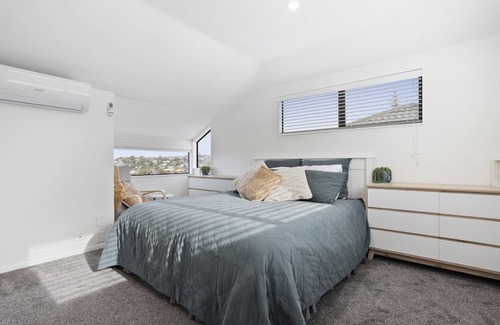 Torbay House | Beautiful beach escape. 6bed, Spa pool, Outdoor living, peaceful and lovely