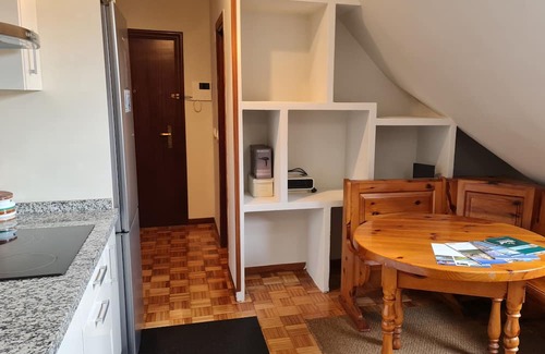 San Lazaro y Otero Apartment | Pequeño Apartamento con Wifi Lado Palacio Deportes. Próximo Salidas Autopista