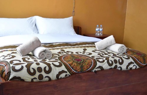Ruhengeri Bed & Breakfast | Amahoro Guesthouse - Queen Room With Private Bathroom
