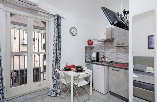 Montecalvario Apartment | Apartment 'Holiday Home Tarsia' with Balcony, Wi-Fi and Air Conditioning