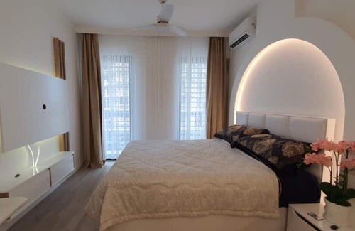 Maini Apartment | Luminous Apartment with Balcony near Budva Riviera