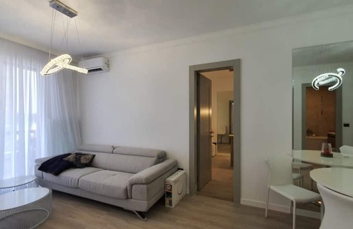 Maini Apartment | Luminous Apartment with Balcony near Budva Riviera