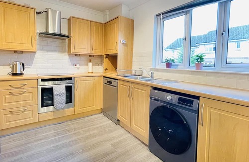 Glasgow House | Elegant 3 Bedroom House in Glasgow, close to M8, family friendly!