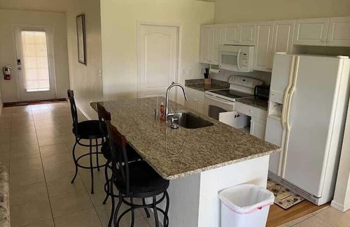 Sunshine Apartment | 4 Bedroom 766721 by Houzlet