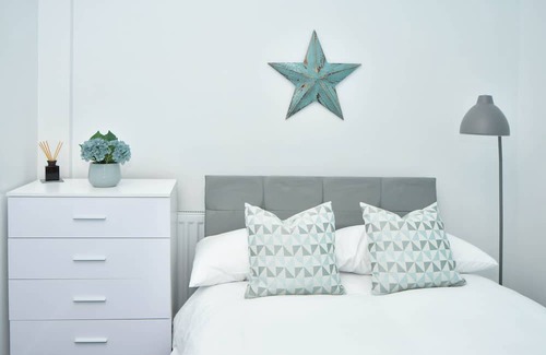 Stoke-on-Trent House | Sturgess House: Spacious and Stylish Escape in Stoke, Perfect for Long Stays!