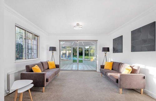 Squirrel's Heath House | Modern villa, sleeps 10, 2 bathrooms, park 3 vans