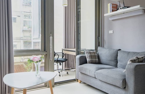 Xinyi Condo | 1.5 Min Walk to City Hall MRT Cinema Experience