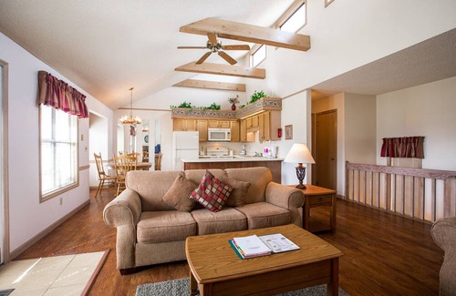 Lake Tansi Condo | Crown Resorts Lake Tansi West 2 Bedroom, 2 Bathroom Condo w/ 1 King, 2 Full Beds