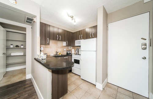 Downtown Edmonton Apartment | King Bed City Center Free Parking, Wifi, Ntflx