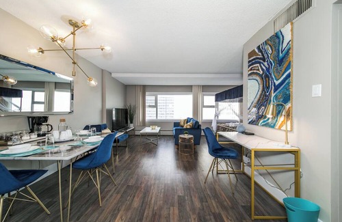 Downtown Edmonton Apartment | King Bed City Center Free Parking, Wifi, Ntflx