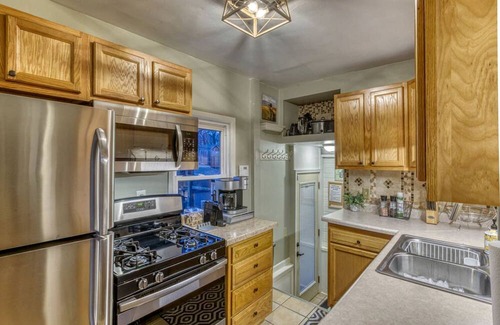 Miller Beach Cabin | Charming Cozy Cabin with Hot-tub in Gary, Indiana