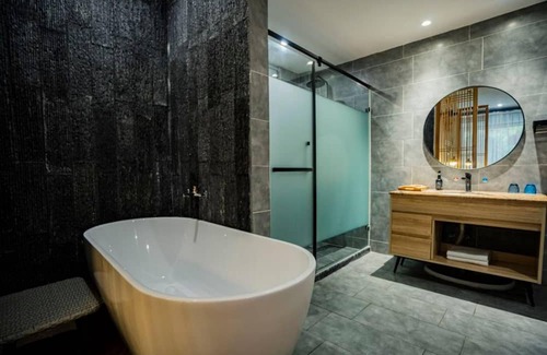 Emeishan House | Heinemann Hotel standard king room Building A— with a jacuzzi and a local