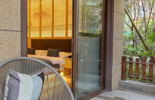 Emeishan House | Heinemann Hotel courtyard or terrace king room A206— with a jacuzzi and a local