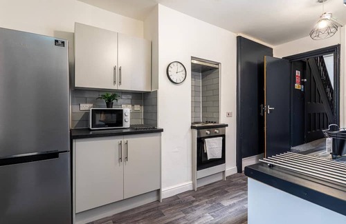 Warrington House | Spacious 6BR House | Central Warrington | Unli Wi-Fi | Free Parking | Sleeps 12