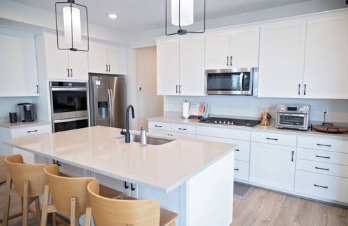 American Fork House | Spacious house, sleeps 11, in beautiful American Fork with fireplace, and arcade