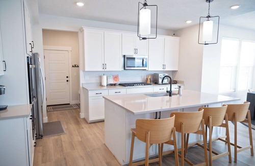 American Fork House | Spacious house, sleeps 11, in beautiful American Fork with fireplace, and arcade