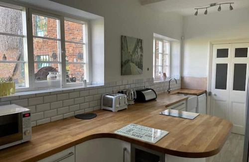 Yardley Gobion House | The Mill – Historic Home with Hot Tub, Sleeps 12