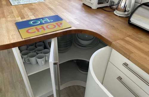 Yardley Gobion House | The Mill – Historic Home with Hot Tub, Sleeps 12