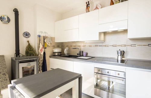 Caprezzo House | Beautiful private villa for 6 guests with WIFI, TV and patio