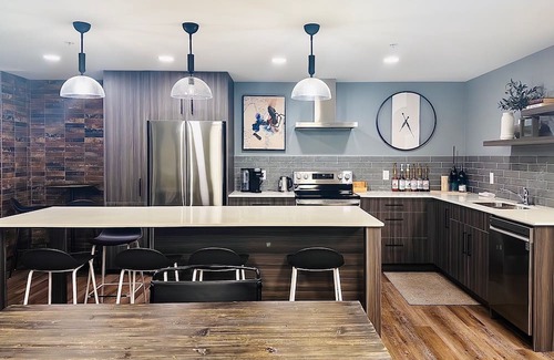 North Central Edmonton Apartment | Downtown 2BR Rogers w/parking/Gym/Patio/Ac