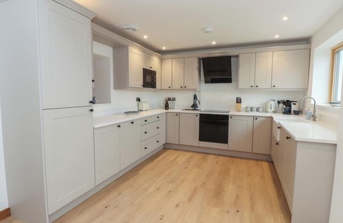 Holyhead Cottage | HEN PENMYNYDD, family friendly, with hot tub in Llanfachraeth