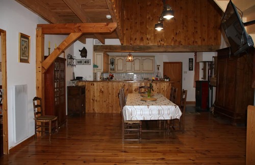 Verneiges House | Moulin creusois family gîte 10 pers. + studette + roulotte + cultural room