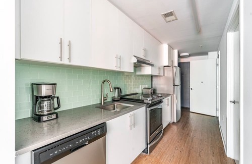 Mount Vernon Triangle Apartment | Blueground | Mount Vernon Triangle, pool, nr National Gallery of Art