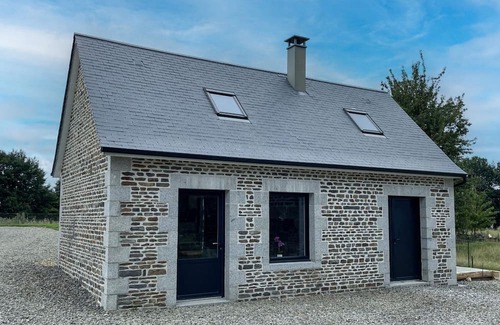 Saint-Quentin-les-Chardonnets Cottage | Charming Modern Cottage for 2 in Normandy, Pets Allowed