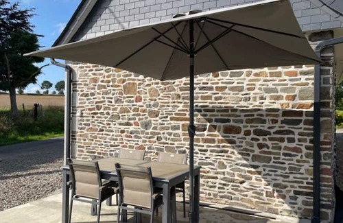 Saint-Quentin-les-Chardonnets Cottage | Charming Modern Cottage for 2 in Normandy, Pets Allowed