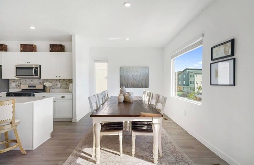 American Fork House | New townhome, quick freeway & public trans. access, swimming and pickleball.