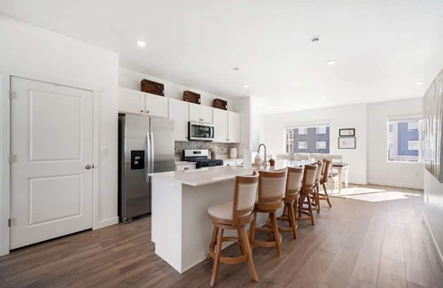 American Fork House | New townhome, quick freeway & public trans. access, swimming and pickleball.