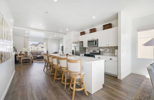 American Fork House | New townhome, quick freeway & public trans. access, swimming and pickleball.